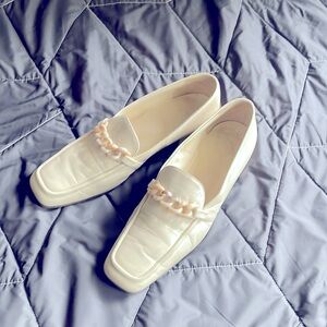 Paloma woman leather neutral white plastic chain accent low hill shoes size 10B